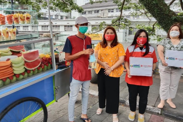 Suka Cita Penjual Rujak...
