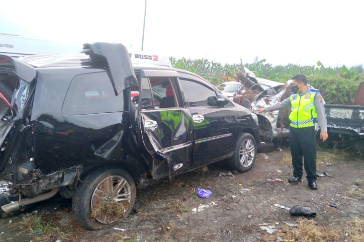 Kijang Innova Tabrak...