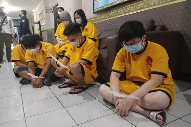 Buru Pemilik Pinjol...