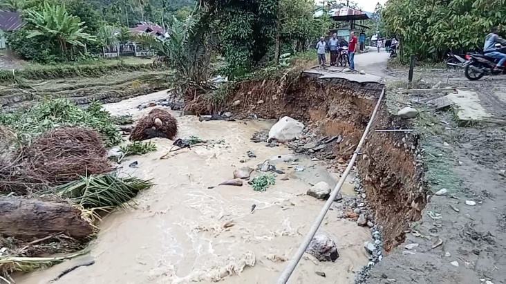 Banjir Bandang Hancurkan...