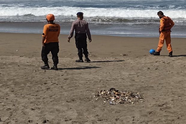 Berenang di Pantai Karanghawu...