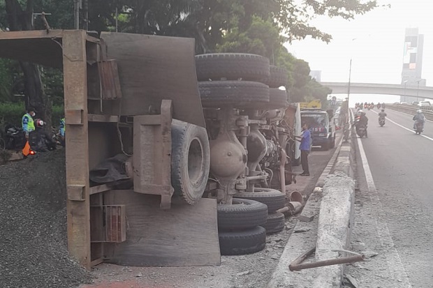 Dump Truck Pengangkut...