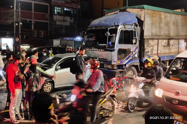 10 Kendaraan Terlibat...