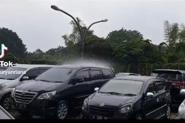Aneh tapi Nyata, Hujan...