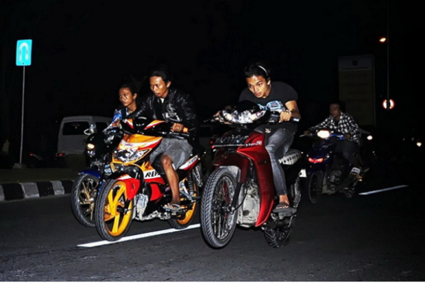 Sadis! Pengendara Motor...