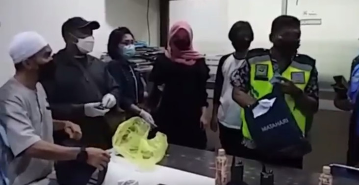 Tiba di Bandara Haluoleo,...