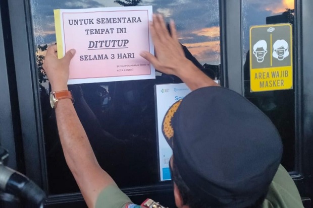 Keributan di Pesta Halloween,...