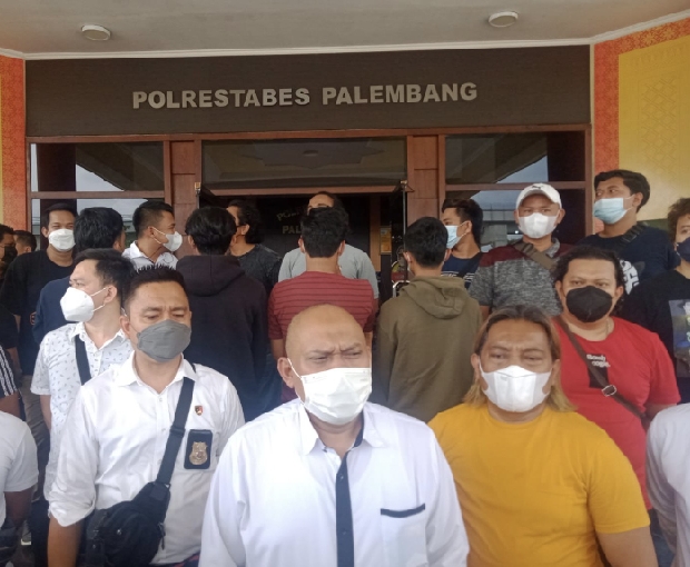 4 Pelaku Pengeroyokan...
