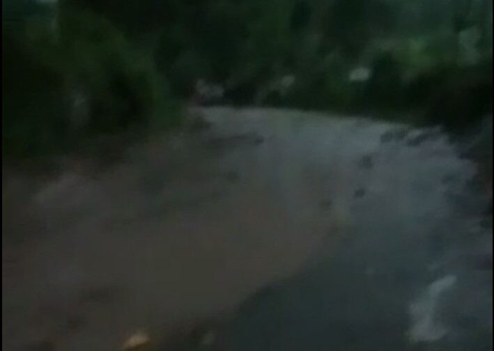 Longsor Tutup Jalan...