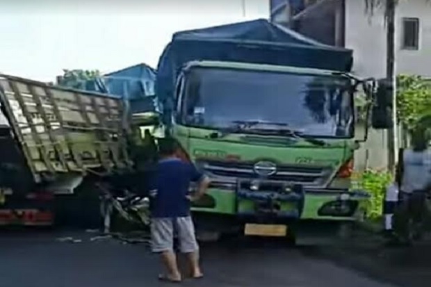 Ngeri! 2 Truk Tabrakan...