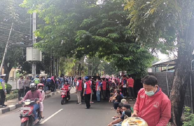 Ratusan Buruh Unjuk...