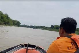 Perahu Terbalik di Bengawan...