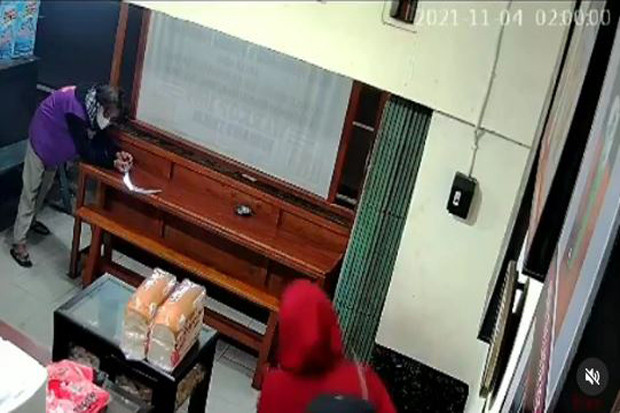 Perampok Bersenjata...