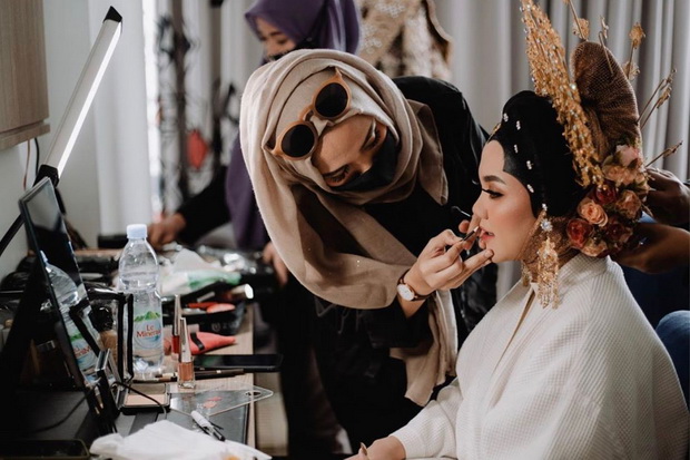 Segar dan Manis, MUA...