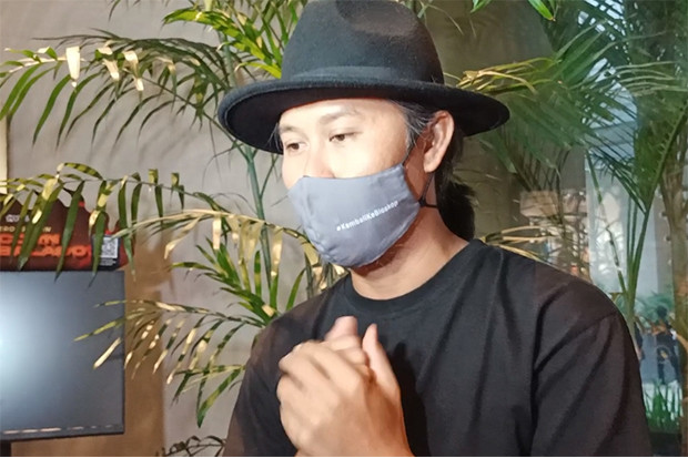 Bertetangga, Ernest...