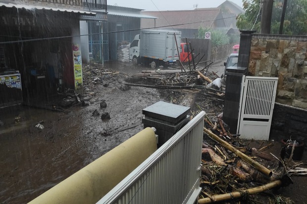 Banjir Bandang Terjang...