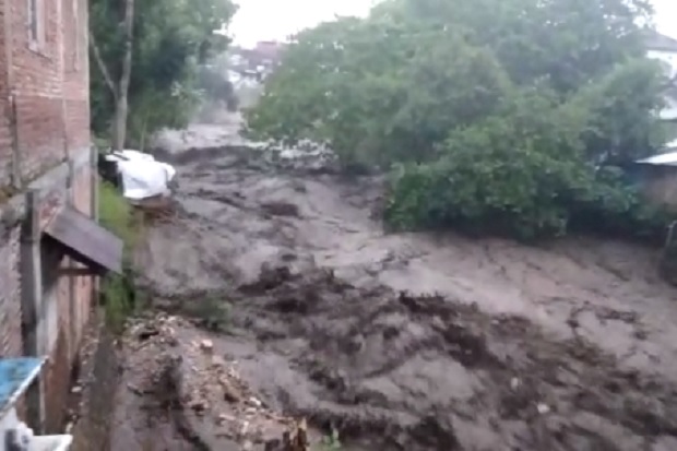 Banjir Bandang Kota...