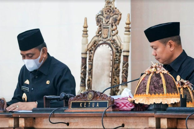 Ambil Bansos Harus Tunjukkan...