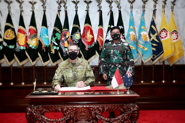Panglima TNI Terima...