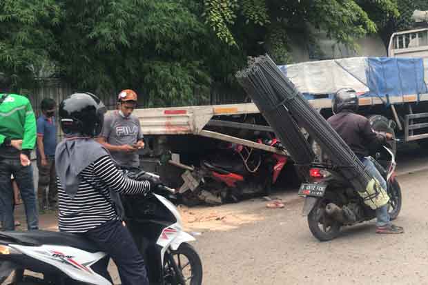 Motor Tabrak Truk di...