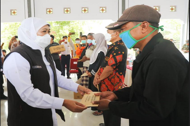 Gubernur Khofifah Beri...