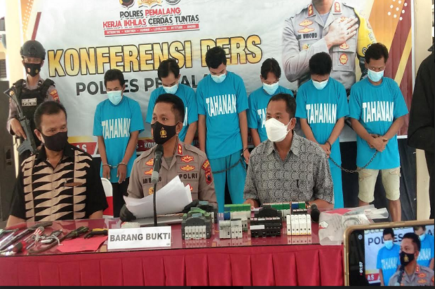 Komplotan Pencuri Panel...