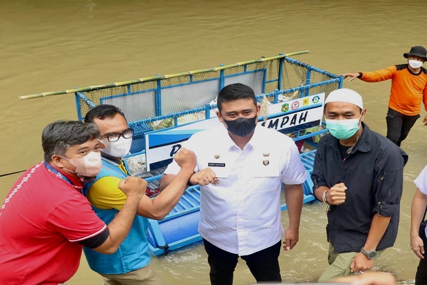 Di Bawah Kepemimpinan...