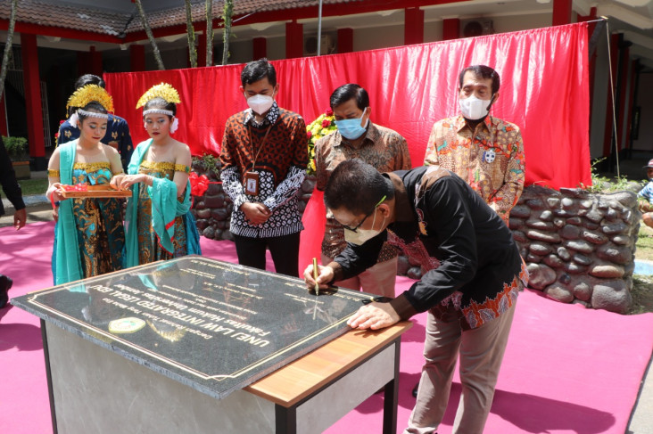 Rektor UNEJ Tanda Tangani...