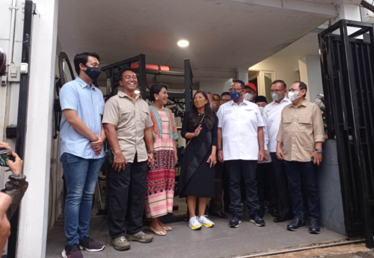 Kenakan Kemeja Cokelat...