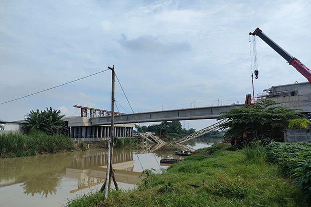 Crane Proyek Tol Cibitung-Cilincing...