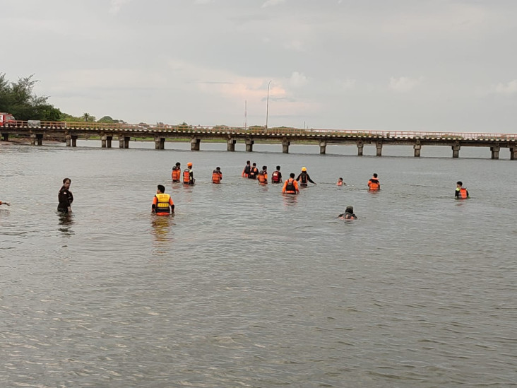 Asyik Rekreasi di Pantai...