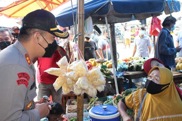 Kunjungi Pedagang Pasar...