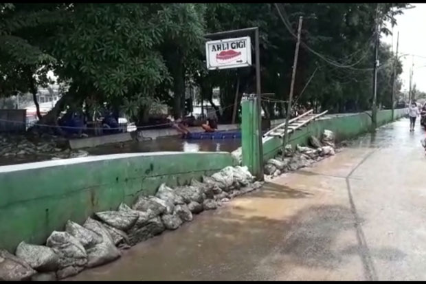 Tanggul Kali Baru Jebol,...