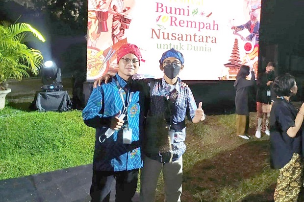 2 Mahasiswa UIN Jakarta...