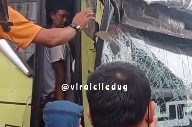 Tabrak Tiang Jalan,...