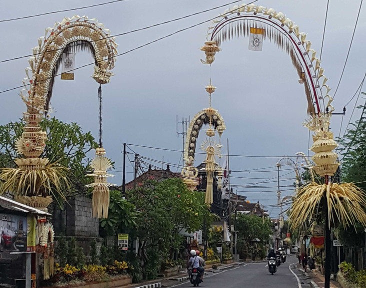 Sehari Jelang Galungan,...