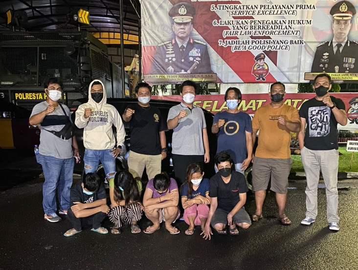 5 Bandit Cantik di Padang...