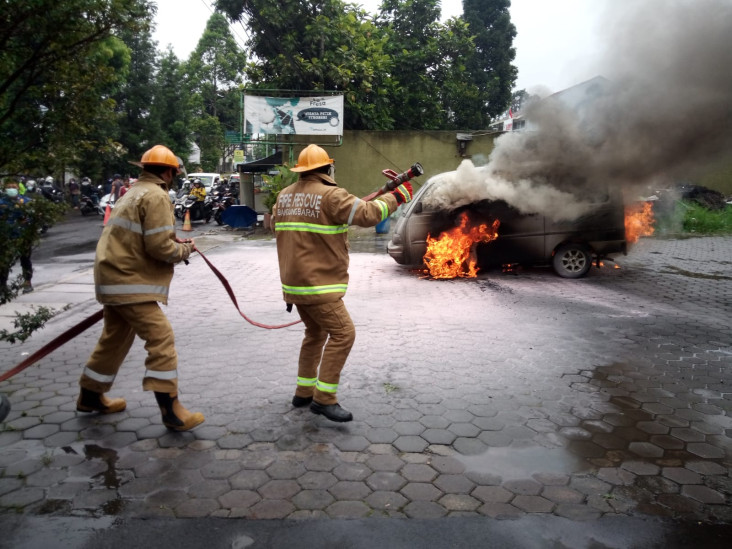 Viral! Minibus Angkut...