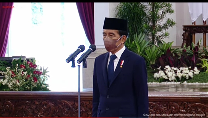 Jokowi Anugerahkan Gelar...