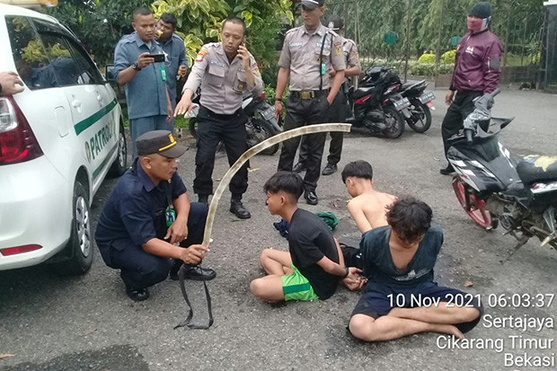 Begal Pengendara Pakai...