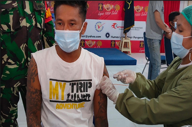 TNI Gelar Vaksinasi...