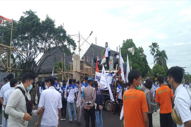 Gelar Aksi, Buruh di...