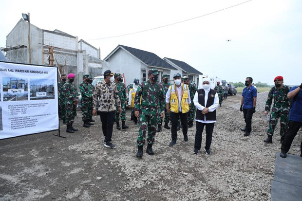 Panglima TNI Serahkan...