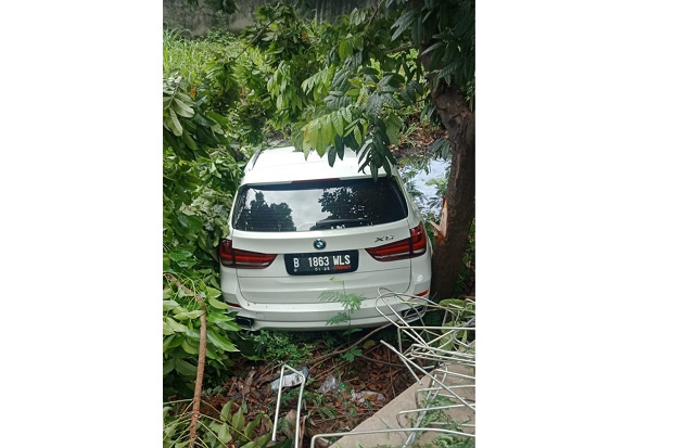 Hindari Mobil Putar...