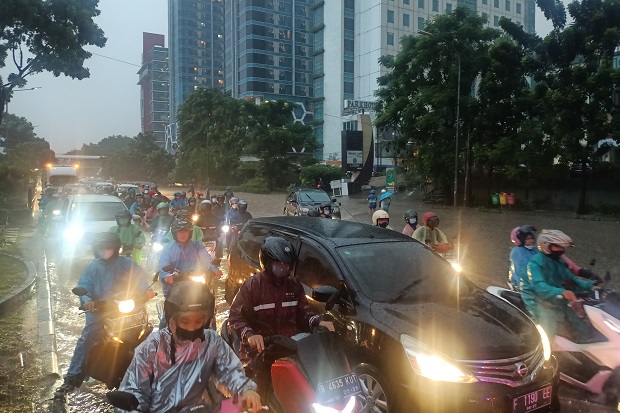 Jalan DI Panjaitan Terendam...