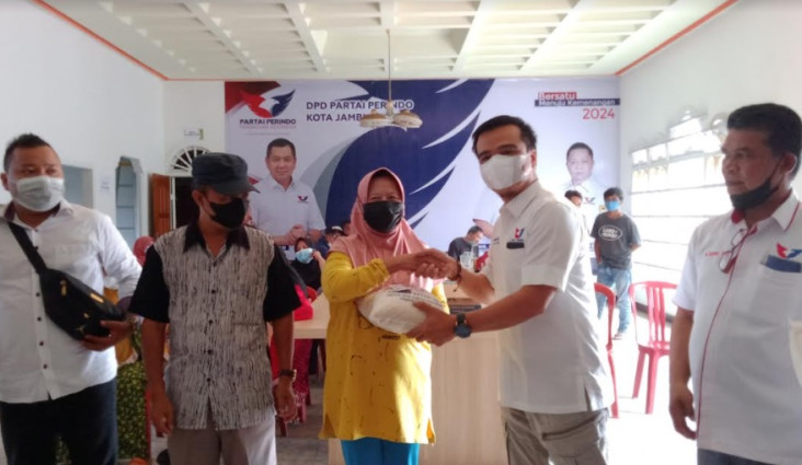 Salurkan Ratusan Karung...