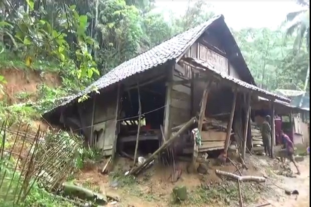 Longsor Robohkan 1 Rumah,...