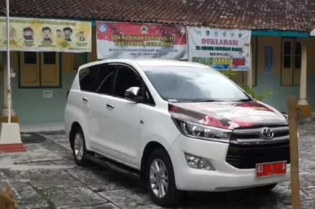 Taruh Mobil Dinas di...