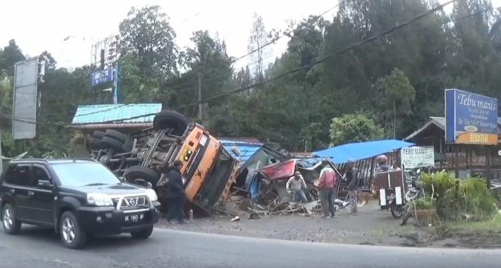 Rem Blong, Truk Terguling...