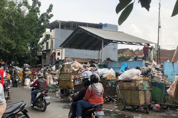 Tumpukan Sampah Meluber...